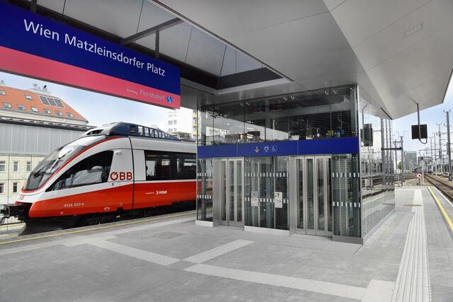 Die erste Phase des Umbaus der Haltestelle Matzleinsdorfer Platz ist fertig gestellt. Nun erfolgt die Neugestaltung des Vorplatzes.