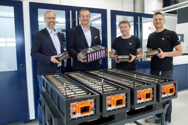 Stefan Gaigg (Geschäftsführer Miba Battery Systems), Martin Liebl (Vorstand Miba AG für eMobility und die Miba Friction Group) sowie die beiden Unternehmensgründer Edmund Jenner-Braunschmied und Johannes Kaar. | Foto: Hermann Wakolbinger