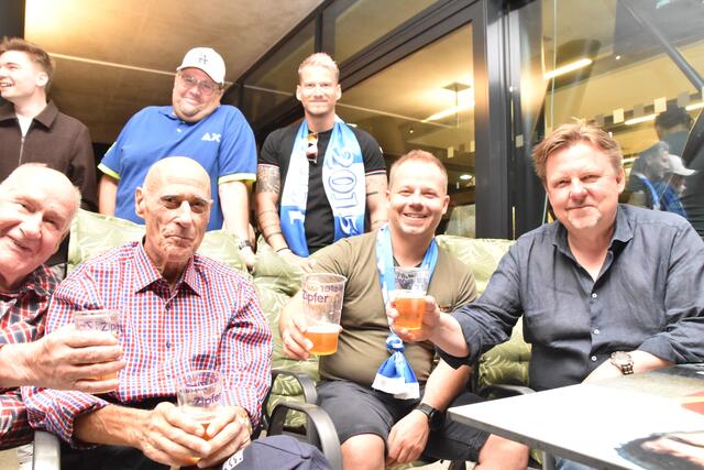 Der Rumer Altbgm. Edgar Kopp (2. v. l.) GR Marco Casotti (Mitte) und Bgm. Josef Karbon (1. v. r.) fieberten mit ihrer Mannschaft mit. | Foto: Kendlbacher