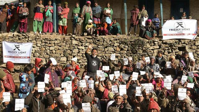 Bergvölker aus über 3.000 Meter Seehöhe kommen aus allen Gebieten Nepals bei den Verteilungen zusammen, um die lebenswichtigen Hilfsgüter der Frizzey Light Organisation abzuholen. | Foto: Frizzey Light