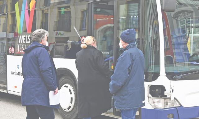 Es gilt weiterhin Maskenpflicht in den Öffis. Die wird aber zunehmend auch ignoriert.