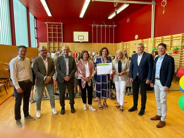 Am Foto von rechts: Vizebürgermeister Alexander Radl, Bürgermeister Hannes Primus, Labg. Claudia Arpa, Direktorin Christina Baumgartner, Schulqualitätsmanagerin Isabella Karner-Knes, Institutsleiter Günther Lueger sowie zwei der Schul-Sponsoren Franz Bodlos und Manuel Stocker. | Foto: Stadtgemeinde Wolfsberg