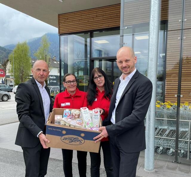 Ernst Weißenbacher (BILLA Vertriebsleiter), Renate Buchmayr (Team Österreich Tafel in Wörgl), Elisabeth Huber (Team Österreich Tafel in Wörgl) und Bernhard Kreuzer (BILLA Vertriebsleiter) retten gemeinsam Lebensmittel für den guten Zweck. | Foto: © BILLA