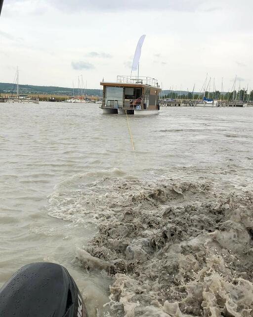 Das Boot wurde in tieferes Gewässer geschleppt. | Foto: FF Neusiedl am See