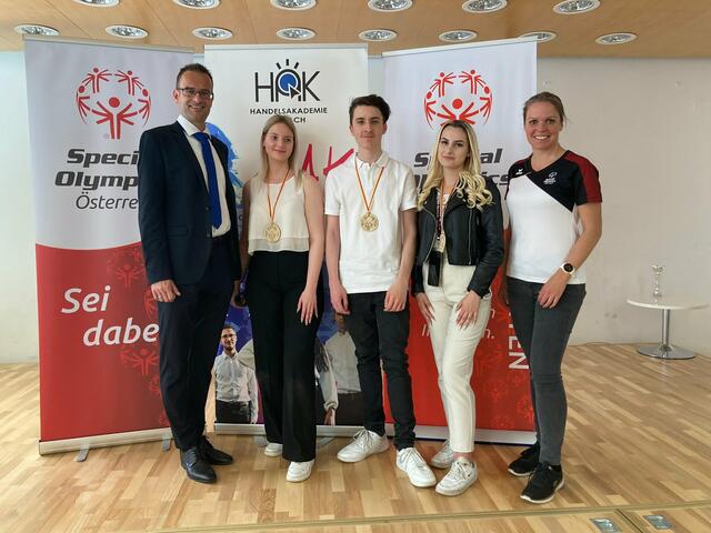 Direktor Florian Buchmayr, das Organisatorenteam Lisa-Marie Oberrauner , Nico Schabus und Victoria Steiner sowie Birgit Morelli vom Verein Special Olympics - Herzschlag Kärnten | Foto: Special Olympics - Herzschlag Kärnten