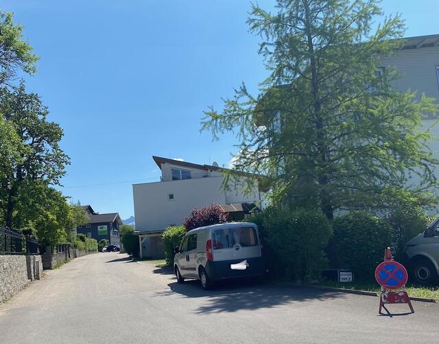 Standort: Lindaustraße, Kreuzung Mastaliergasse. Aufgestellt ist hier so, dass das Heck des Fahrzeuges in Richtung Kindergarten Kaltenbach zeigt. Achtung: Hier sind nur 30 km/h erlaubt!
