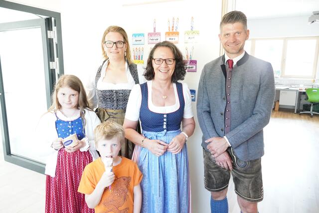 Von links: Die Schülerin der Volksschule Grödig Theresa, die Direktorin Doris Stadler, der Schüler Alex, die Landesrätin Daniela Gutschi und Grödigs Bürgermeister Herbert Schober. | Foto: Emanuel Hasenauer