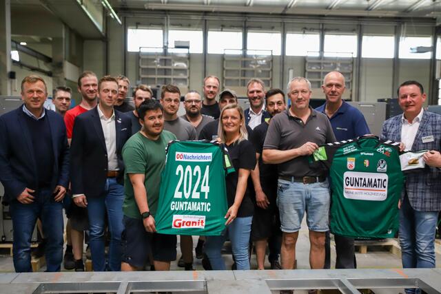 Günther Huemer, Geschäftsführer Guntamatic Heiztechnik GmbH, SVR-Vizepräsident Thomas Gahleitner, SVR-Geschäftsführer Rainer Wöllinger und SVR-Präsident Roland Daxl mit Mitarbeitern von Guntamatic | Foto: SVR/Schröckelsberger