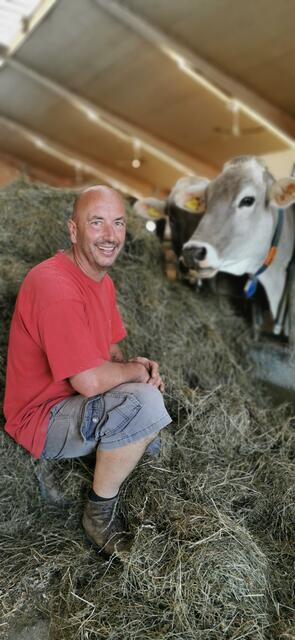 Milchbauer Martin Gaßner vertreibt seine Produkte im Hofladen seines "Meranhofs". | Foto: C. Lamprecht