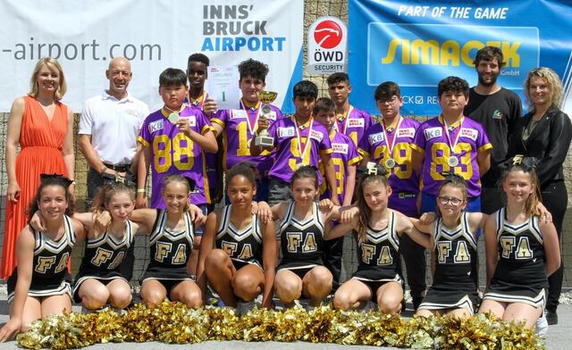 Die Siegermannschaft der Mittelschule Gabelsbergerstraße mit (v. l.) Stadträtin Elisabeth Mayr, Veranstalter Daniel Dieplinger, Lehrer Johannes Seyfried und Swarco Raiders Managerin Claudia Nuener. | Foto: © Stieg