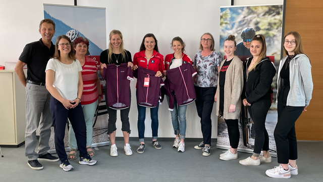 Zu Besuch bei Löffler: Geschäftsführer Otto Leodolter übergibt Lisa Hauser, Tamara Steiner und Anna Juppe ein verantwortungsvoll produziertes Löffler-Trikot für die nächste Trainingseinheit am Rad. | Foto: Löffler