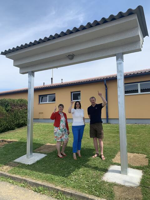 Vor der "schwalbenfreundlichen" Volksschule Deutsch Kaltenbrunn: Bgm. Andrea Reichl (links), LH-Stv. Astrid Eisenkopf, Daniel Leopoldsberger von der Vogelschutzorganisation Bird Life. | Foto: Büro Eisenkopf