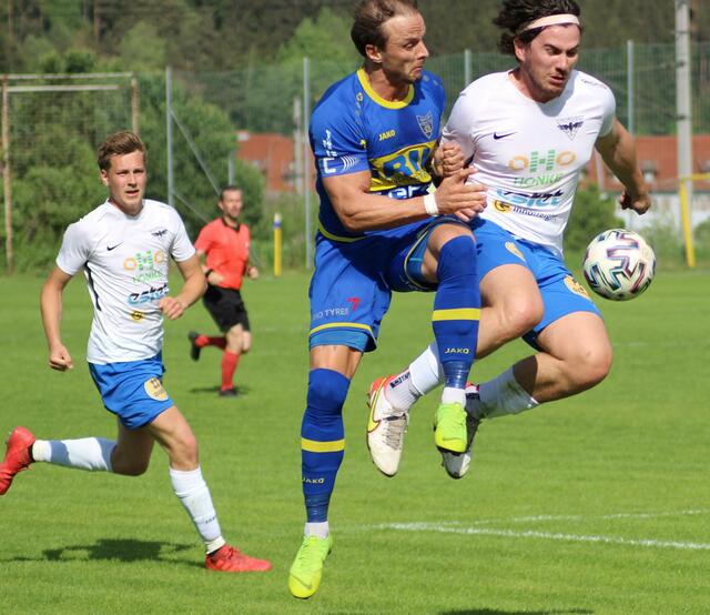 Brucks Mark Riegel (m.) beim Zweikampf mit St. Michaels Julian Jungwirth. | Foto: Tom Dormann