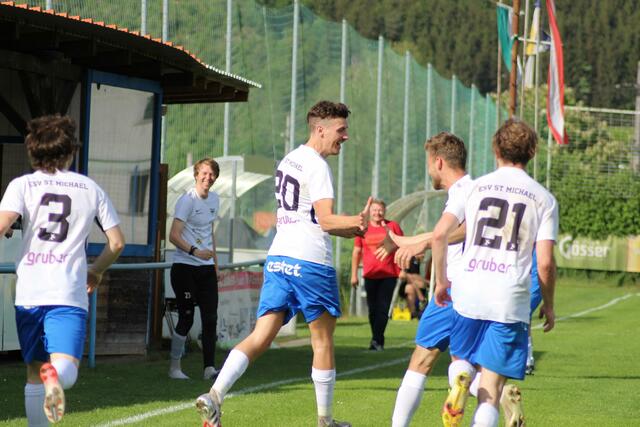 St. Michaels Andre Posch (Nr. 20) sorgte für die 1:0-Führung der Eisenbahner. | Foto: Tom Dormann