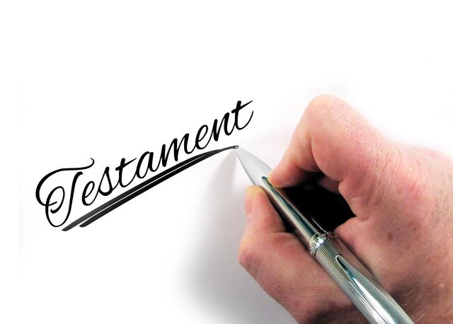 Lieber rechtzeitig ein Testament erstellen. Man sollte sich nicht nur auf die gesetzliche Erbreglung konzentrieren.