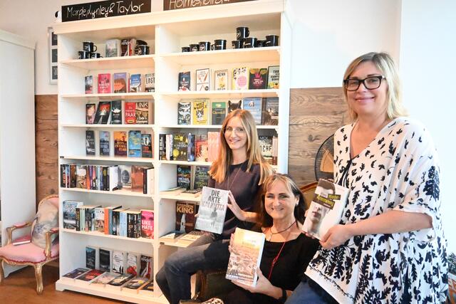 Katharina Kocheim (v. l.; Pustet Vlg.), Heidi Emfried, Claudia Held präsentieren die drei Bücher der Autorin  | Foto: Martin Schöndorfer, 2022