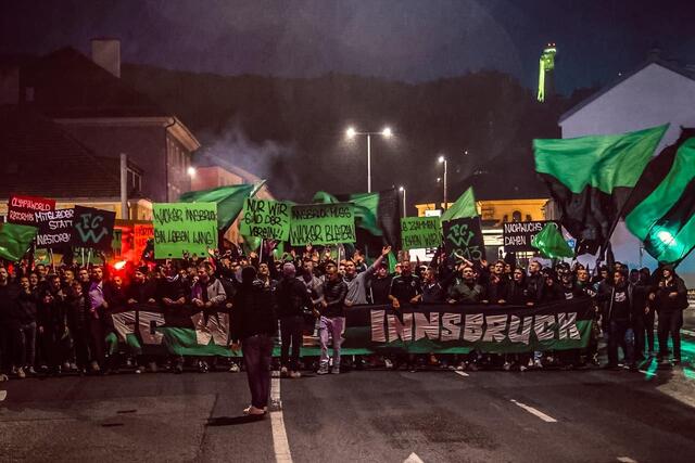 Der Wacker-Marsch im Mai 2020: "Fans. Mitglieder. Ultras. Nachwuchskids mit ihren Trainer/innen + Eltern. Mitarbeiter der Geschäftsstelle. Damenabteilung. Freiwillige Helfer. Alle zusammen haben einmal mehr eindrucksvoll unter Beweis gestellt, was es heißt, der FC WACKER INNSBRUCK zu sein!!!"