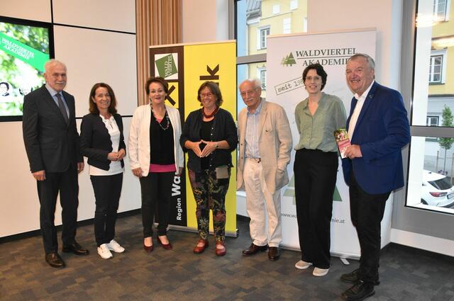 Obmann der Raiffeisenbank Region Waldviertel Mitte Gerhard Preiß, Obfrau von FRAU iDA und Stadträtin Anne Blauensteiner, Moderatorin Martina
Kainz, Renée Schroeder, Bernd Marin, Beate Hausbichler und Ehrenvorsitzender der WALDVIERTEL AKADEMIE Ernst Wurz. | Foto: Waldviertel Akademie