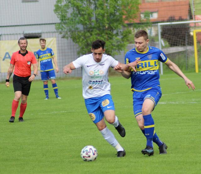 Bruck-Goalgetter Lukas Tomic (r.) erzielte mit seinem 17. Saisontor den Ausgleich zum 1:1. | Foto: Tom Dormann