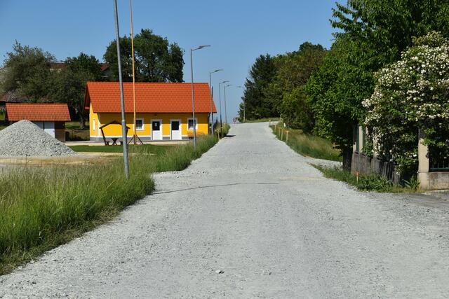 Die Befahrung der noch nicht asphaltierten Straße ist weiterhin möglich. | Foto: Martin Wurglits