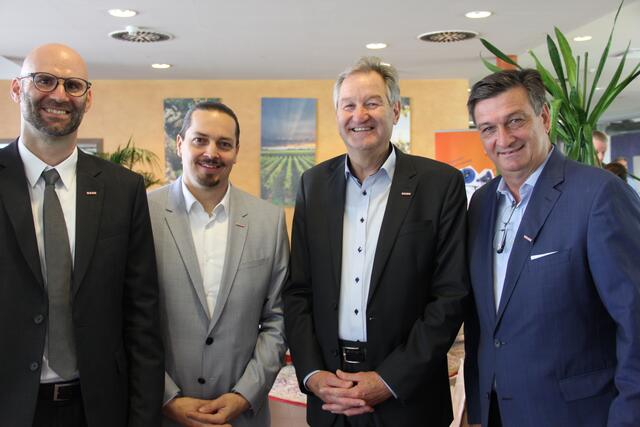 Der neue WKO St. Veit-Bezirksstellenleiter Robert Schratt, WKO St. Veit-Bezirksobmann Walter Sabitzer, der scheidende Bezirksstellenleiter Robert Meisslitzer und WKO Kärnten-Präsident Jürgen Mandl | Foto: Peter Pugganig