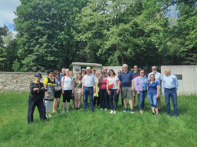vor dem Jüdischen Friedhof - TeilnehemerInnen der historischen Wanderung durch Kobersdorf | Foto: Natascha Thurner