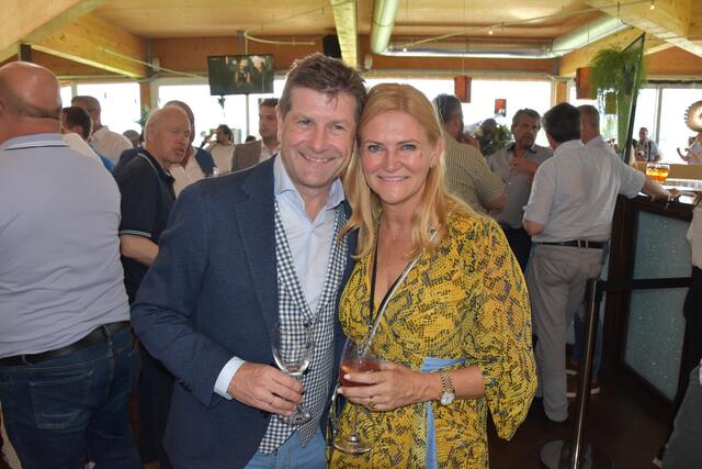 Doppelten Grund zur Freude hatte Waltraud Riegler mit Ehemann Dietmar Riegler -sie feierte auch Geburtstag.  | Foto: Teferle (49)