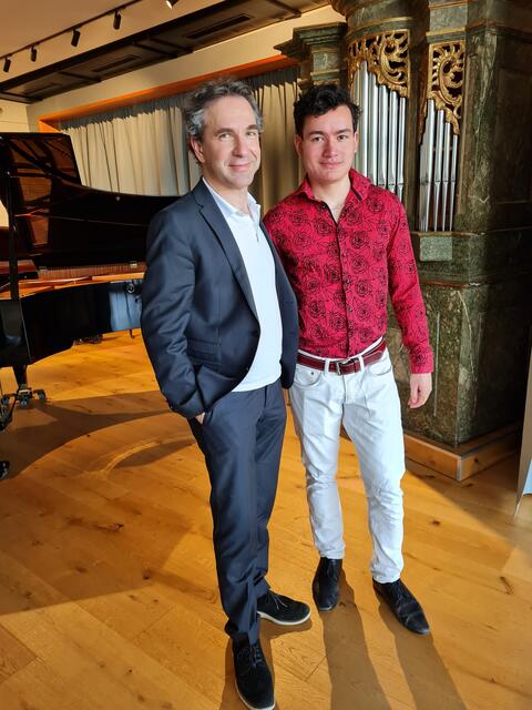 Der Pianist mit seinem stolzen Lehrer Prof. Christopher Hinterhuber | Foto: Otto Krcal