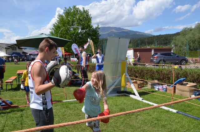 Amelie Truskaller (7)  boxt gegen Pierre André