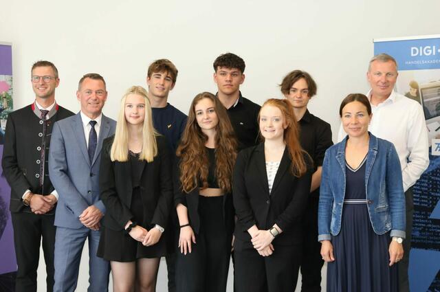 Strahlende Gesichter bei der Gründung der Schülergenossenschaft - Vertreter der Raiffeisenbank sowie die Schülerinnen und Schüler der HAK mit Dir. Thomas Hauer (rechts) | Foto: Raiffeisenbank; hakzell
