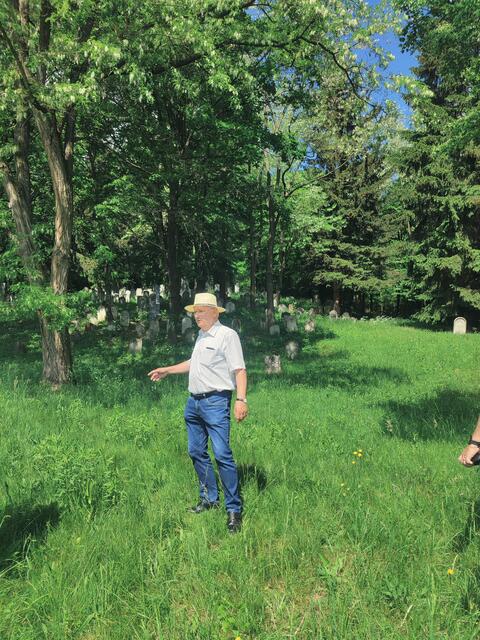 Dr. Josef Tiefenbach am Jüdischen Friedhof | Foto: Natascha Thurner