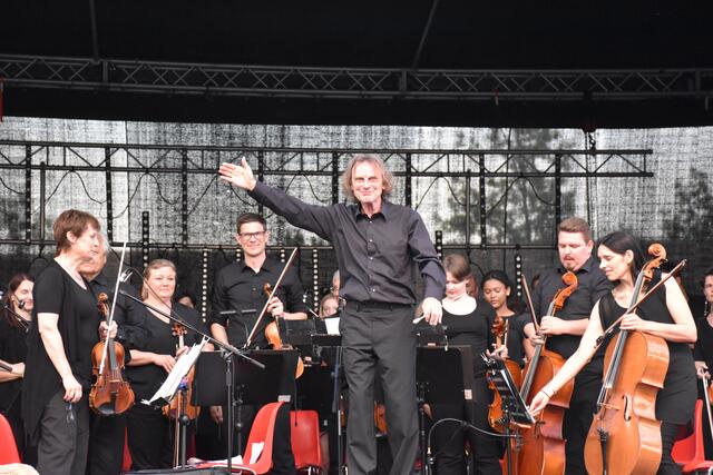 Hans Assinger, musikalischer Leiter des Symphonischen Orchesters Leibnitz, dirigierten den ersten Teil des Konzerts. | Foto: Waltraud Fischer