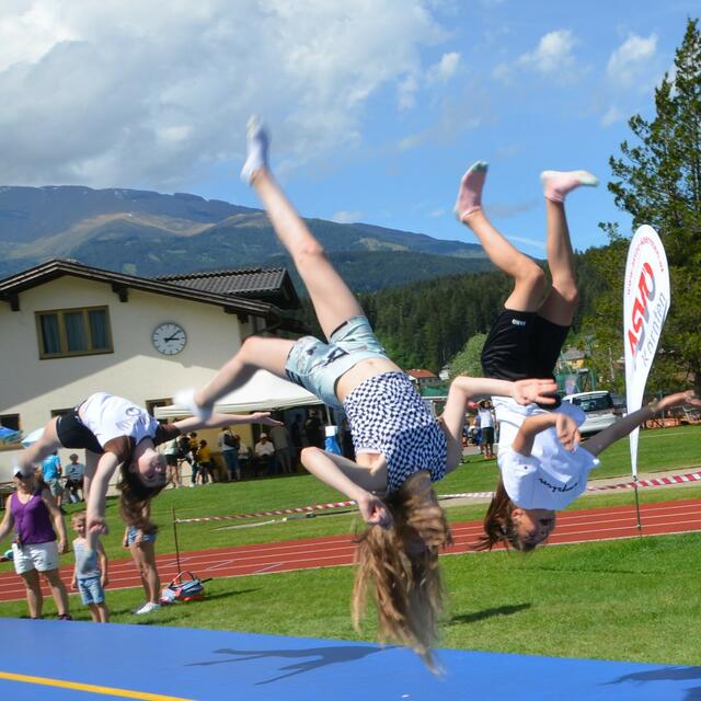 Wirbelten durch die Luft: Nina Guggenbichler, Lucy Rud, Lilly Mayer
