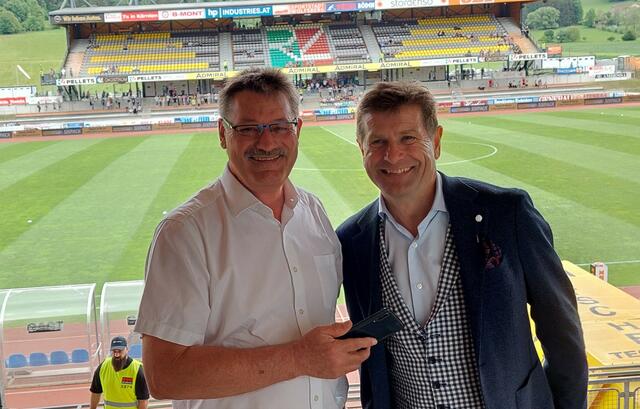 RZ Pellets WAC Präsident Dietmar Riegler und Peter Tiefling (Woche) freuen sich auf die Spiele in der UEFA Conference League.  | Foto: P. Tiefling/KK