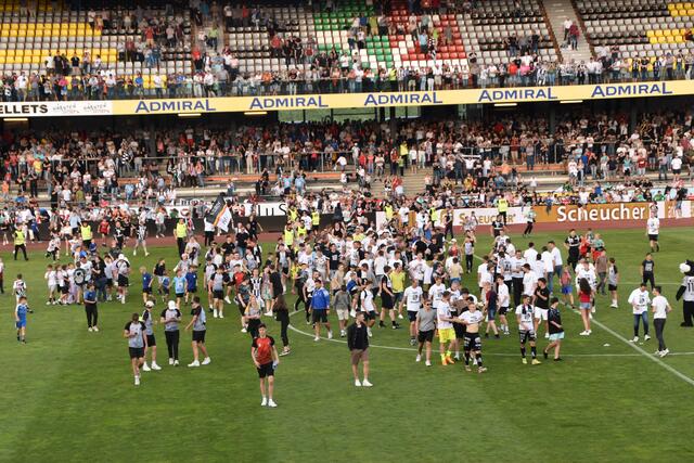 Platzsturm durch die Fans: nach Spielende brachen in der Lavanttal-Arena alle Dämme. 