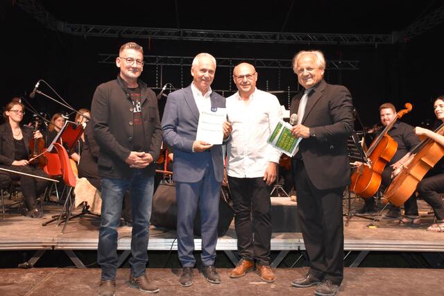 Bgm. Helmut Leitenberger gilt als großer Förderer des Symphonischen Orchesters Leibnitz. Im Rahmen des Konzertes wurde im die Ehrenmitgliedschaft verliehen. Arno Ganzer komponierte die "Leibnitzer Romanze", die Leitenberger gewidmet wurde. V.l.: Arno Ganzer, Bgm. Helmut Leitenberger, Dir. Josef Ferk und Hans Georg Ferk | Foto: Waltraud Fischer