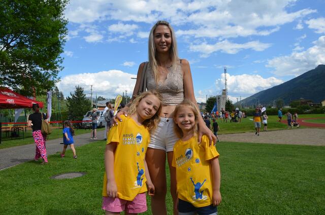 Stefanie Stromberger kam mit ihren sportlichen Töchtern Jara und Katelyn
