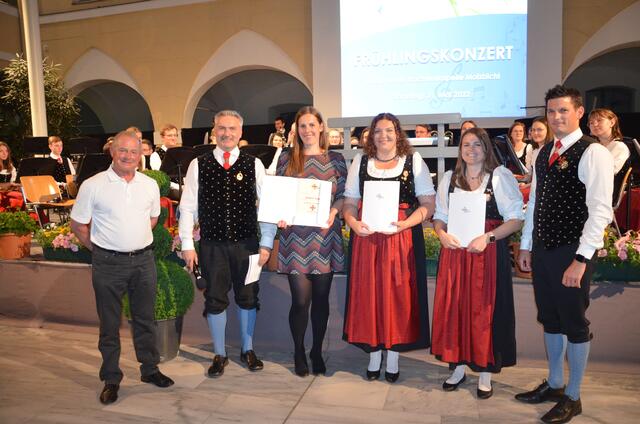Seit zehn Jahren als Funktionärinnen rätig: Ines Kofler, Stefanie Lagger und Stephanie Olsacher