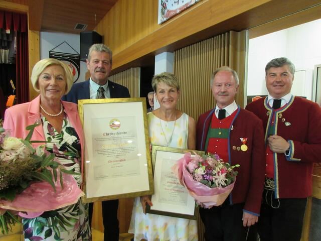 Christine Handl und Gerlinde Senn wurden für ihre Verdienste geehrt, im Bild mit BH Dr. Markus Maaß, Obmann Dr. Josef Hauser und Bgm. Harald Bonelli. 