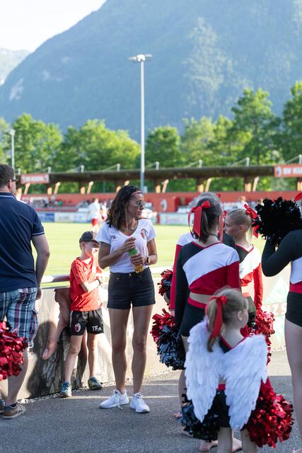 Die Sportlehrerin Daniela Struber mit ihren "Red Devils Cheerleader" im Moment vor dem ersten Einsatz.