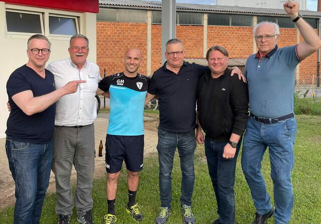 Jubel, Trubel, Heiterkeit. Bgm. Helmut Linhart (l.) und Vize-Bgm. Jürgen Kreiner (2. v. r.) gratulierten Obmann Harry Stückler (3. v. r.) und seinem Team zum Meistertitel. | Foto: RMS