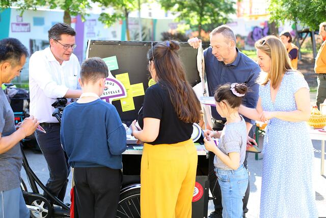 Klimastadtrat Jürgen Czernohorszky (2.v.l.) in Margareten bei der Ideensammlung für das Wiener Klimateam. | Foto: PID/VOTAVA