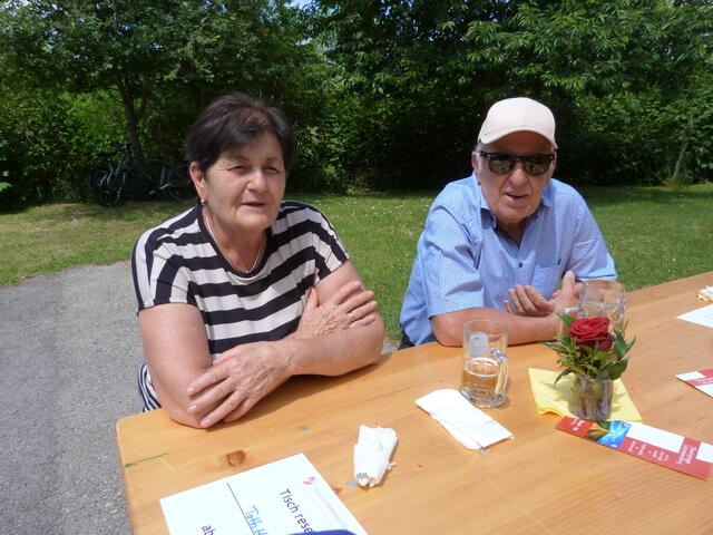 Die Besucher und Besucherinnen genossen die Gemeinschaft und ließen es sich gut gehen. 