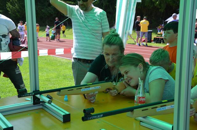 Bezirksschützenleiterin Pistole, Gabriele Schaller, weist Katharina Katschnig (9) ein