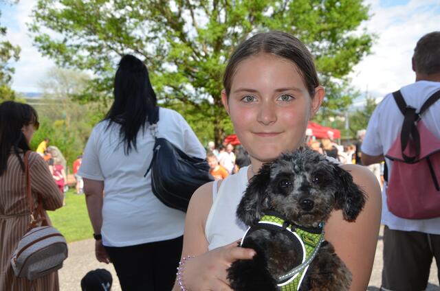 Lina Vorhofer hat ihren Bollipoo "Penny" mitgebracht