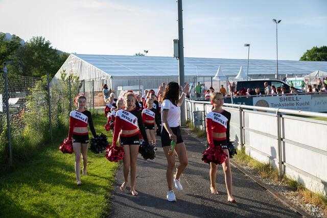 "Mädels, let's go". Es ist soweit: der erste Show act der Red Devil Cheerleder aus Kuchl