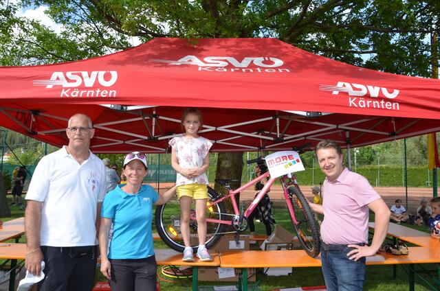 Wolfgang Lebitsch, Katrin Dorfer, Ella Stranig und Christoph More mit dem Hauptgewinn