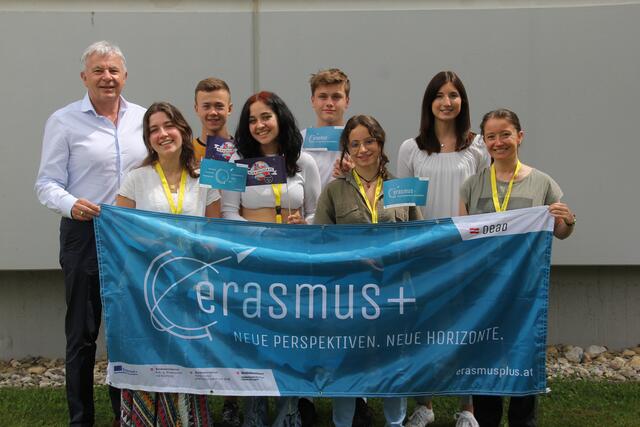 Hintere Reihe: Schulleiter Hannes Scherzer, Markus Terkl und Luca Kienberger (Schüler der HAK Althofen), Organisatorin Carina Stiegler
Vordere Reihe: Filipa Antunes, Marta Barreto und Maria Cravo aus Portugal, Erasmus-Koordinatorin Stella Winkler.

 | Foto: Peter Pugganig