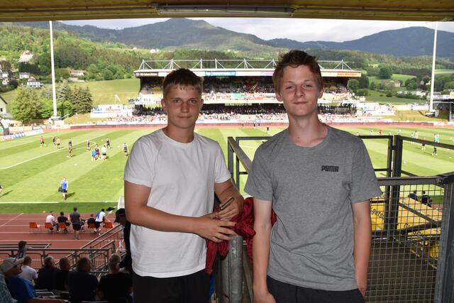 Zwei junge Fans-Leo Petritz und Jakob Seger (von links)