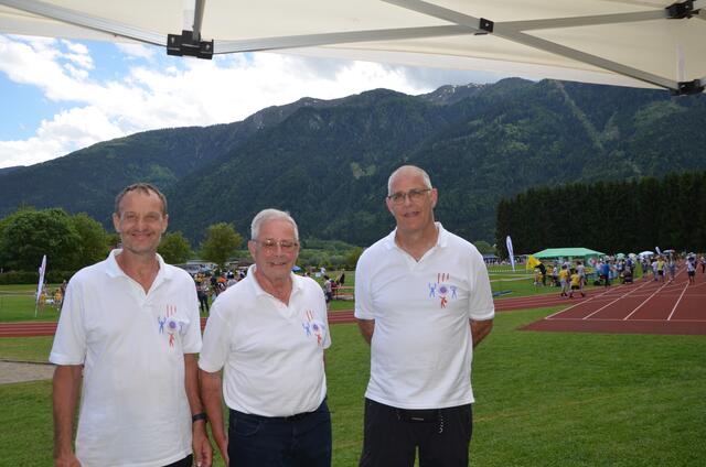 Platzwart Traugott Scharniedling sowie vom Turnverein Werner und Wolfgang Lebitsch